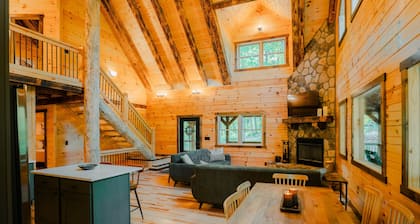 Knotty Summit| Hocking Hills, Theater, Hot Tub