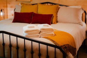 Free WiFi, bed sheets - Knotty Summit| Hocking Hills, Theater, Hot Tub (Logan)