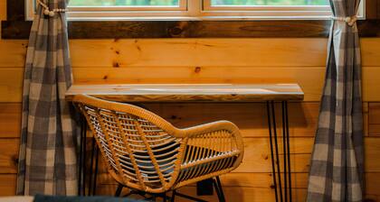 Knotty Summit| Hocking Hills, Theater, Hot Tub