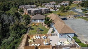 Zona residencial con varias casas, un parque infantil y un estacionamiento.