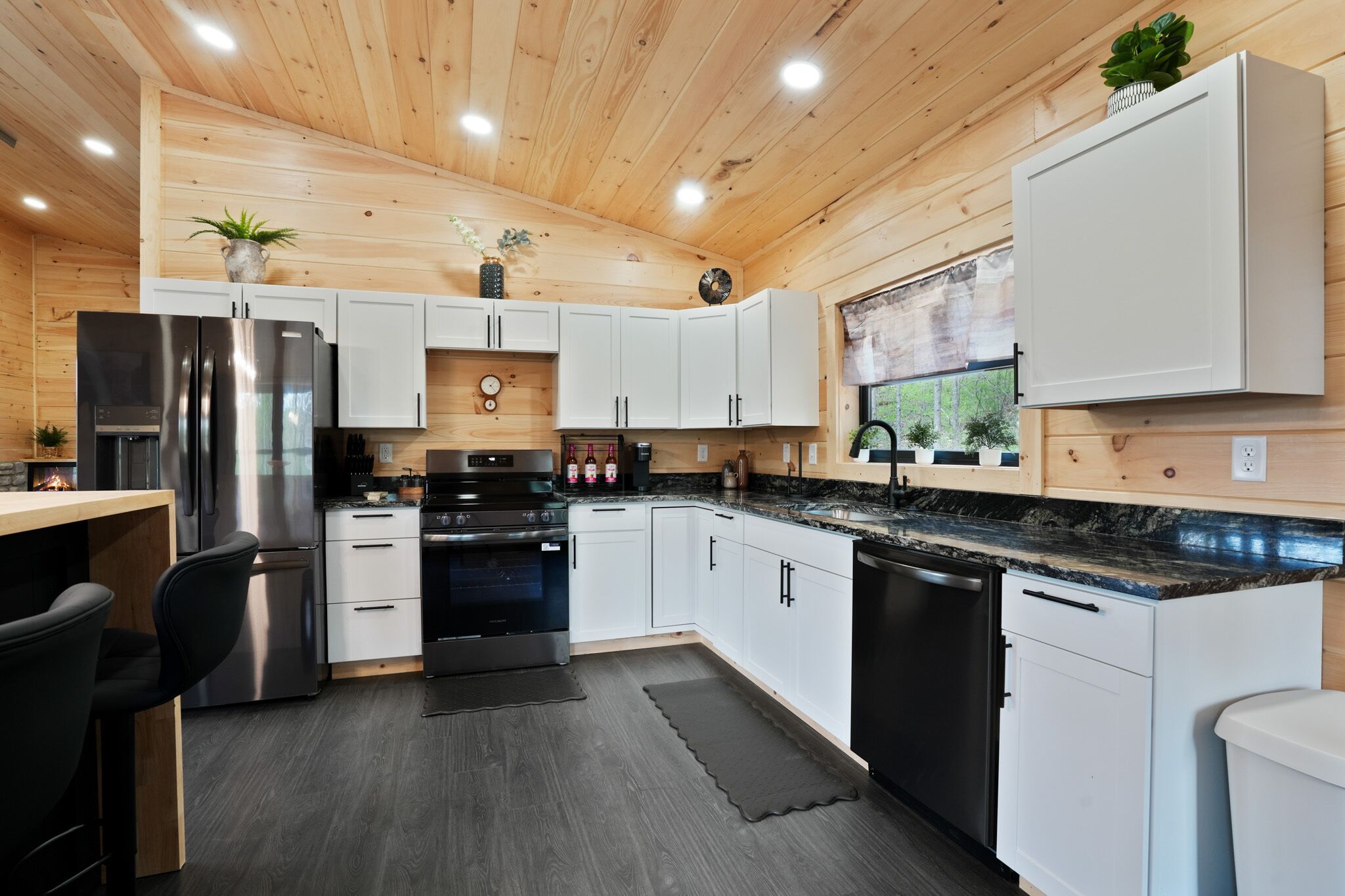Coffee/tea maker, fridge, oven, stovetop