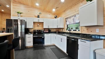Coffee/tea maker, fridge, oven, stovetop