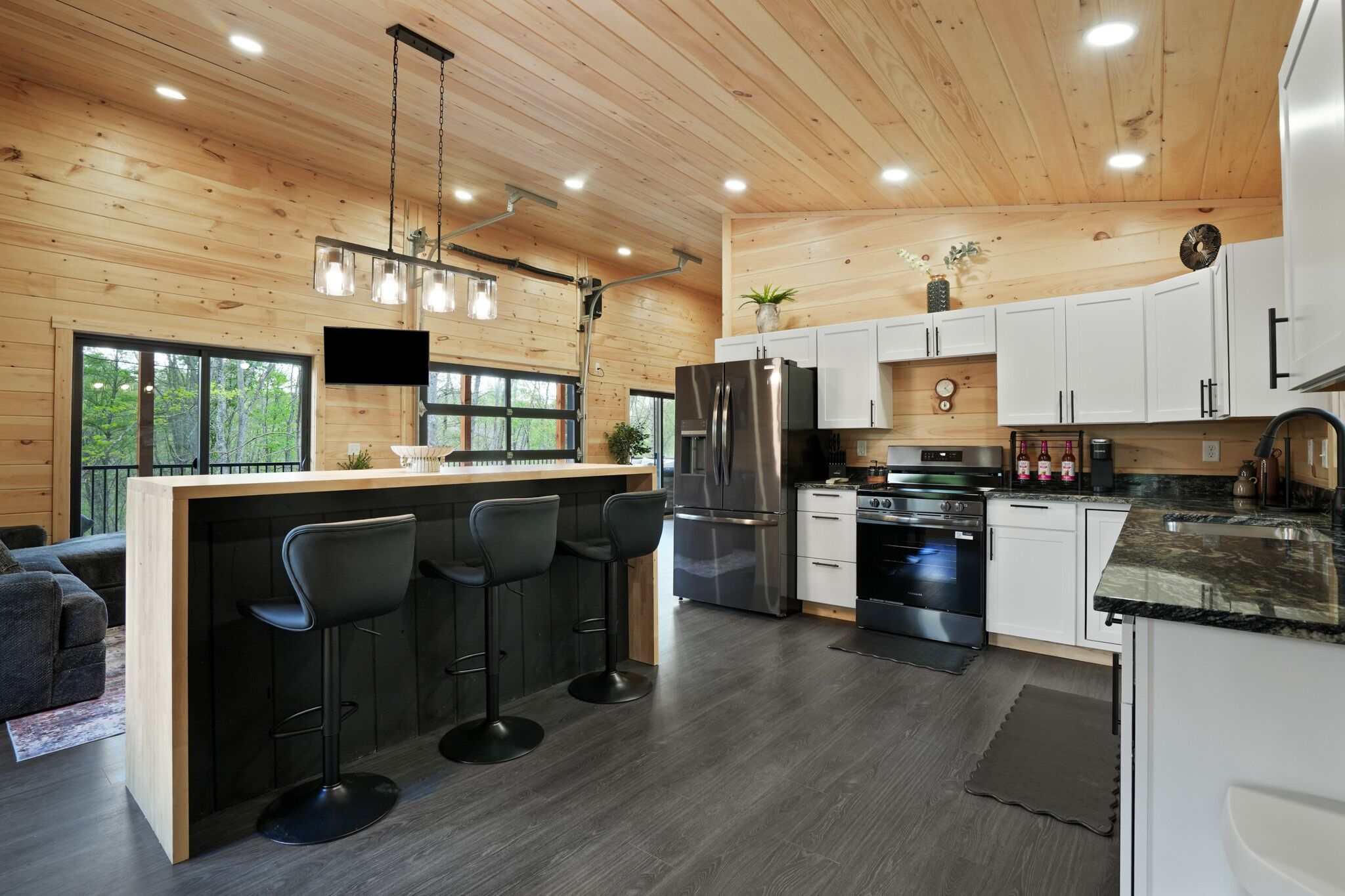 Fridge, oven, stovetop, dishwasher