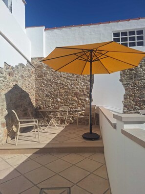 Terrace/patio - In the center of the historic town of Aljubarrota, located between the mountains and the sea. (Aljuarrota)