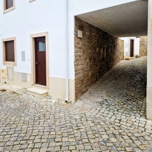 Exterior detail - In the center of the historic town of Aljubarrota, located between the mountains and the sea. (Aljuarrota)