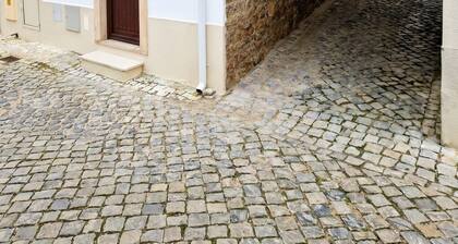 In the center of the historic town of Aljubarrota, located between the mountains and the sea.