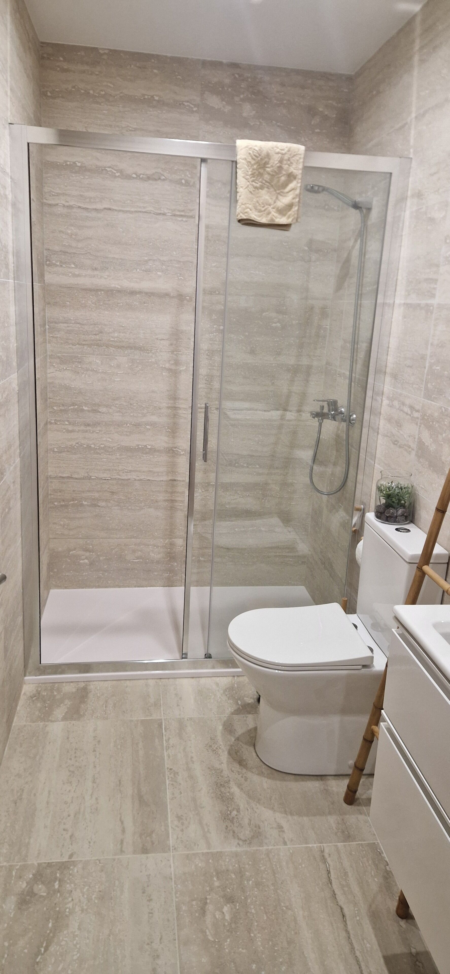 Regadera, toallas, papel de baño 
