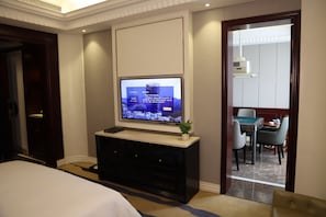 Suite Affaires, 1 grand lit, vue sur la montagne | Couette en duvet, bureau, accĂšs au Wi-Fi (inclus), literie fournie