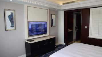Comfort Double Room, 1 Queen Bed, Mountain View | Down comforters, desk, free WiFi, bed sheets