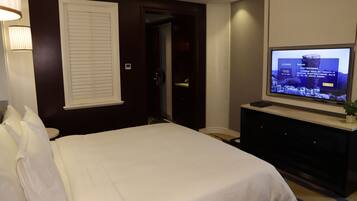 Suite – business, 1 queensize-seng, fjellutsikt | Dundyner, skrivebord, wi-fi (inkludert) og sengetøy