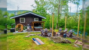 Outdoor dining - Pine & Peak - Hot Tub - Sauna - 3min to Hunter Mt - Pet Friendly (Lanesville)