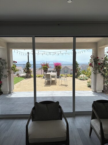 Spacious 4-bedroom house with AC in terrific Santa Clarita