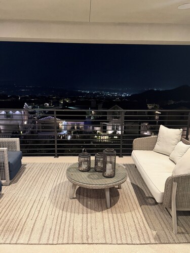 Spacious 5-bedroom house with AC in terrific Santa Clarita