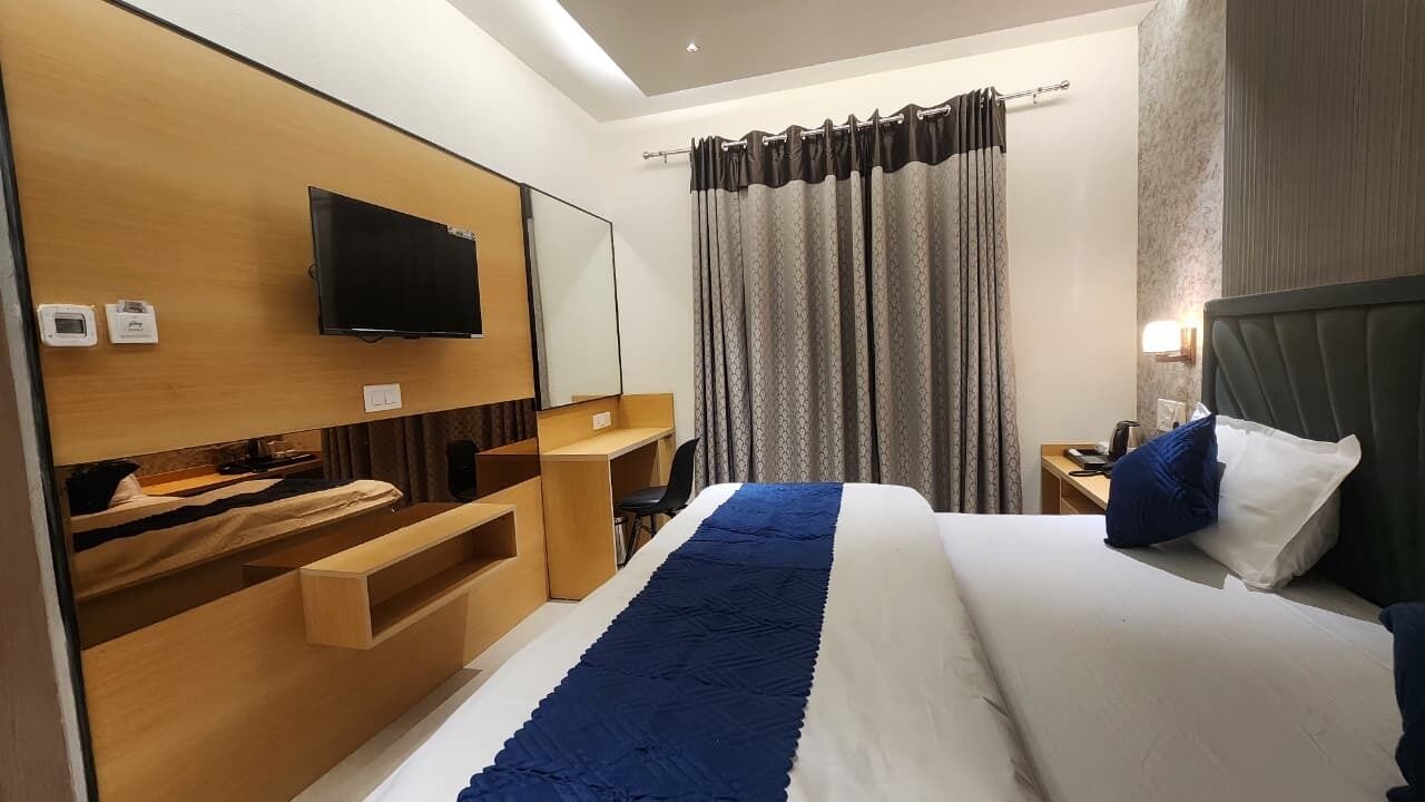 Superior Double or Twin Room, 1 Queen Bed, Non Smoking, City View | In-room safe, desk, laptop workspace, soundproofing