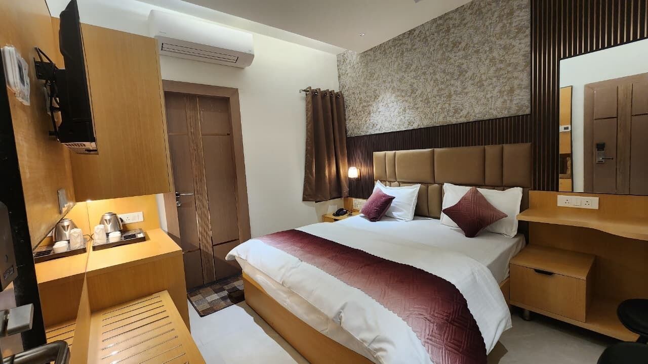 Deluxe Double or Twin Room, 1 Queen Bed, Non Smoking, Housekeeping | In-room safe, desk, laptop workspace, soundproofing