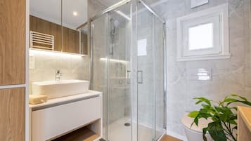Douche, sĂšche-cheveux, serviettes fournies, papier toilette