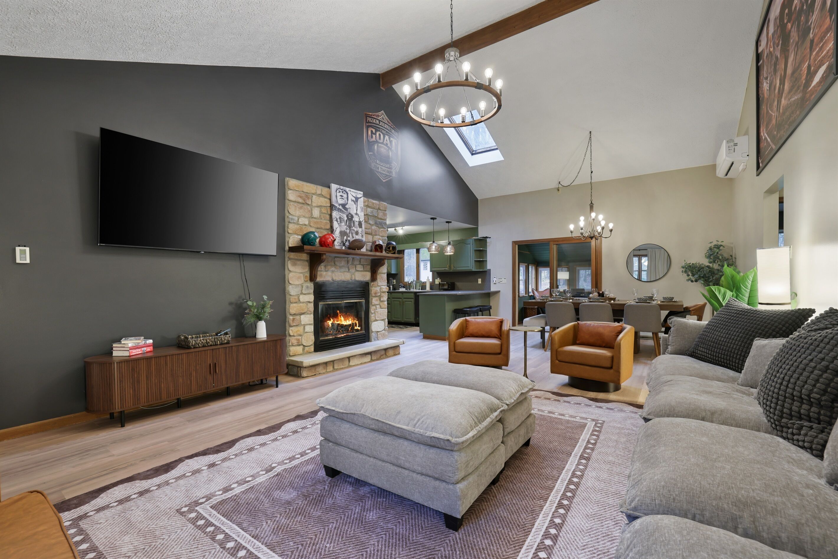 Smart TV, chimenea, videojuegos, futbolito