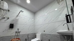 Un baño con inodoro, ducha y lavamanos.