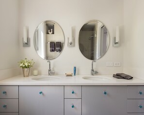 Dusche, Handtücher, Toilettenpapier