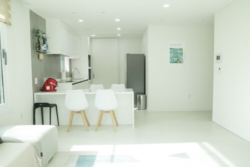 Spacious 3BR Near Olympic Park, Sleeps 7 with 2 Baths