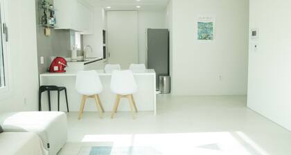 Spacious 3BR Near Olympic Park, Sleeps 7 with 2 Baths