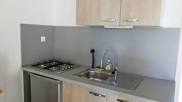 Réfrigérateur, batterie de cuisine, vaisselle et ustensiles