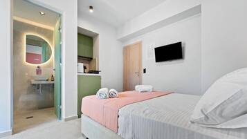 Iron/ironing board, WiFi, bed sheets