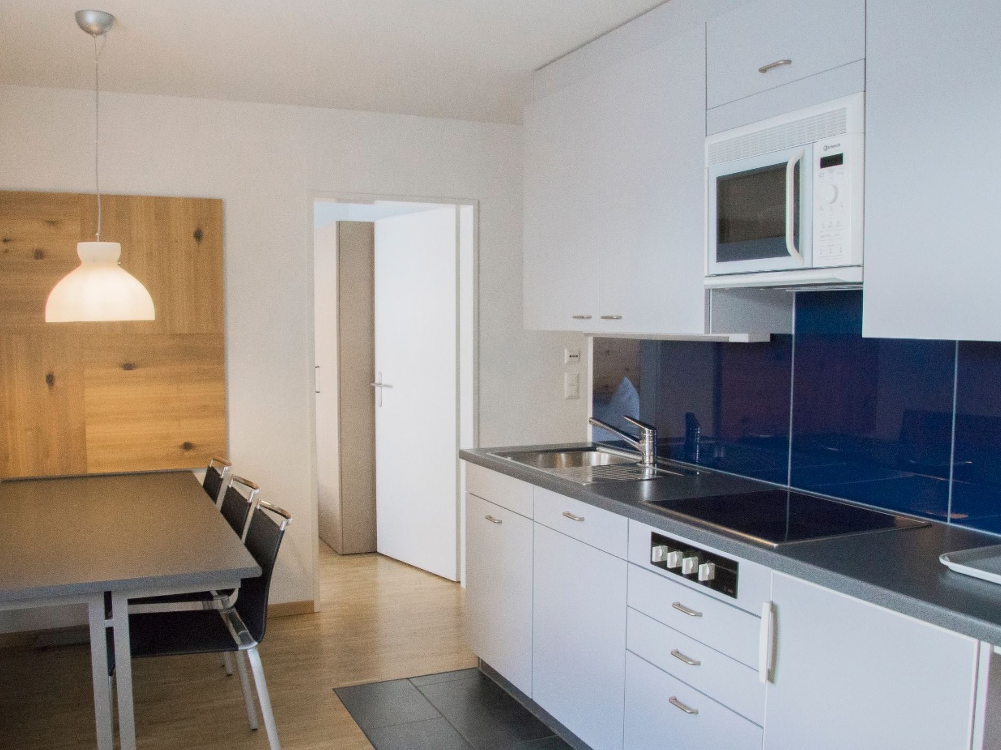 Kühlschrank, Mikrowelle, Geschirrspüler, Kochgeschirr/Geschirr/Besteck
