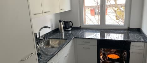 雪櫃、焗爐、洗碗機、廚房用具/餐具/器皿