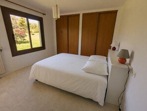 3 habitaciones, escritorio y tabla de planchar con plancha 