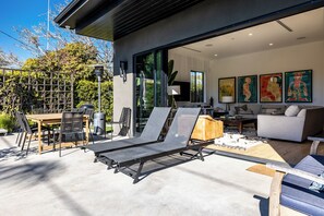 Outdoor dining - Stylish 4 bedroom Venice home with pool & hot tub (Los Angeles)