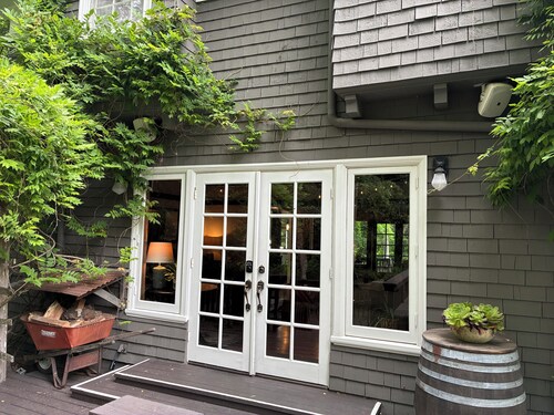 Peaceful 5-bedroom farmhouse in adorable Aptos perfect for families