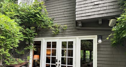 Peaceful 5-bedroom farmhouse in adorable Aptos perfect for families