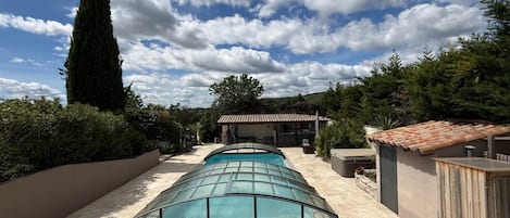 Piscine intérieure, piscine extérieure