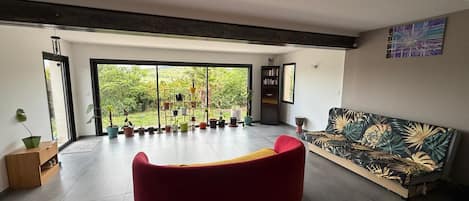 Table tennis, books, stereo
