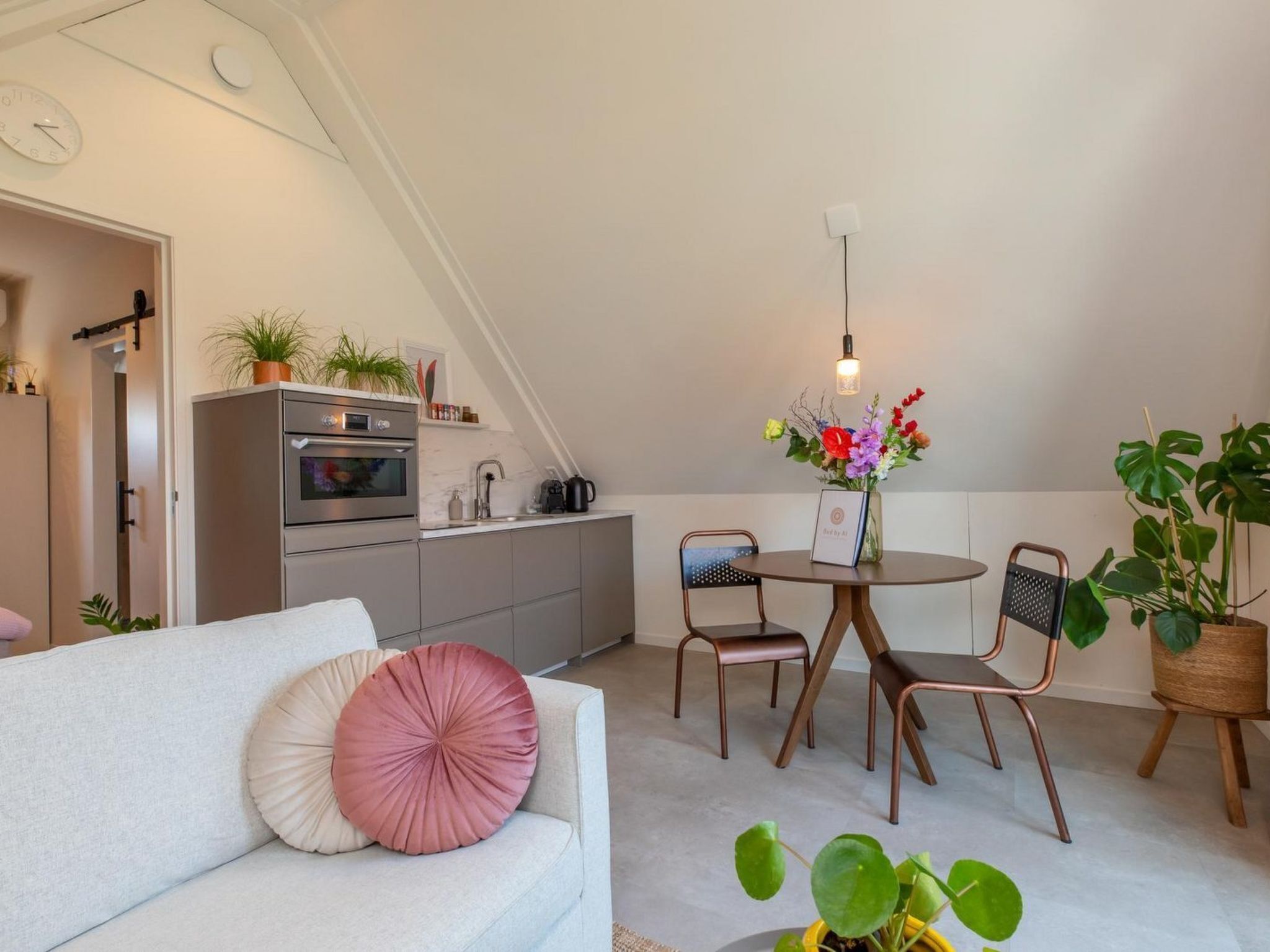 Eine moderne Loftwohnung mit Küche, Essbereich und Wohnbereich.