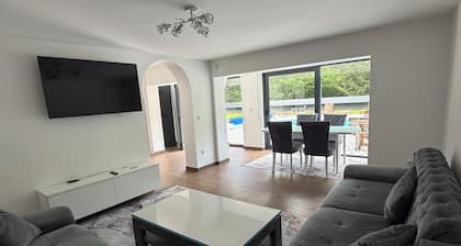 Cozy 10 people villa in tranquil Ilijaš with AC and pool