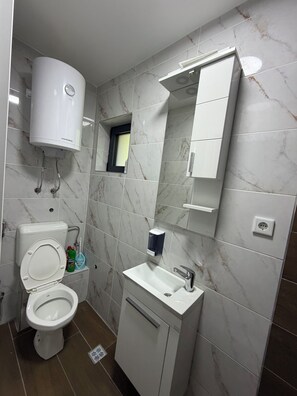 Secadora de cabello, toallas, jabón, papel de baño 