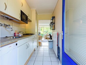 Fridge, microwave, dishwasher, cookware/dishes/utensils - Duinbloem by Interhome (Vlissingen)