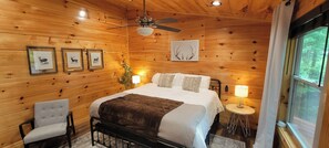 2 bedrooms, iron/ironing board, WiFi, bed sheets - Bear Hug Hideaway: Private woods & 4 min to Parkway! Arcade+ Hot Tub (Sevierville)