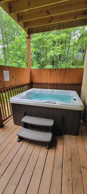 Outdoor spa tub - Bear Hug Hideaway: Private woods & 4 min to Parkway! Arcade+ Hot Tub (Sevierville)