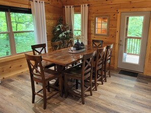 Dining - Bear Hug Hideaway: Private woods & 4 min to Parkway! Arcade+ Hot Tub (Sevierville)