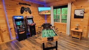 Games room - Bear Hug Hideaway: Private woods & 4 min to Parkway! Arcade+ Hot Tub (Sevierville)