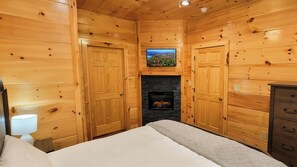2 bedrooms, iron/ironing board, WiFi, bed sheets - Bear Hug Hideaway: Private woods & 4 min to Parkway! Arcade+ Hot Tub (Sevierville)