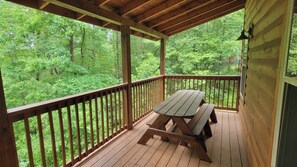 Outdoor dining - Bear Hug Hideaway: Private woods & 4 min to Parkway! Arcade+ Hot Tub (Sevierville)