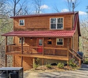 Exterior - Bear Hug Hideaway: Private woods & 4 min to Parkway! Arcade+ Hot Tub (Sevierville)