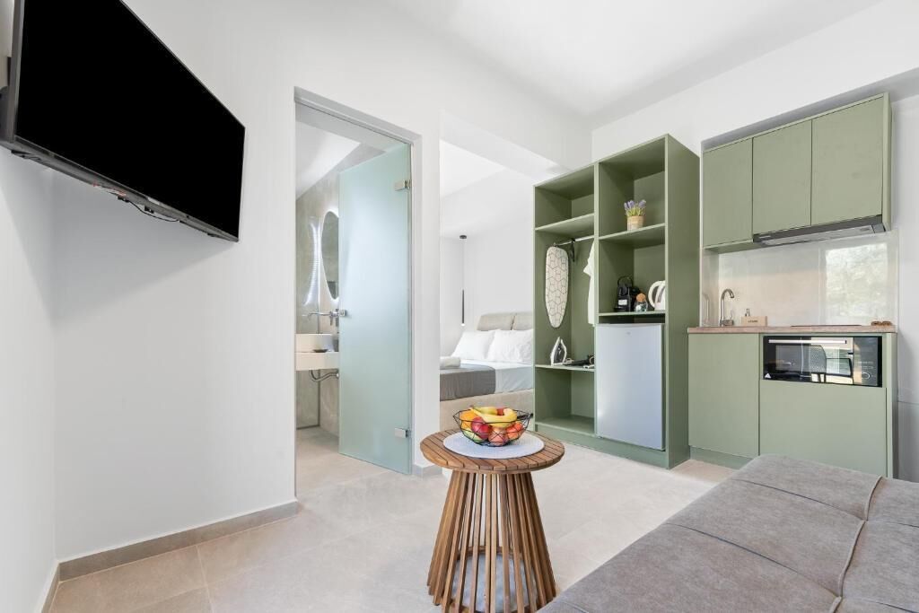 Eine moderne Wohnung mit Küchenzeile, Essbereich und Wohnzimmer.