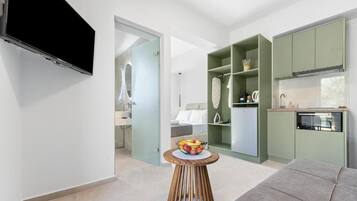 Eine moderne Wohnung mit Küchenzeile, Essbereich und Wohnzimmer.