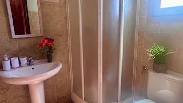 Secador de pelo, toallas, jabón y papel higiénico