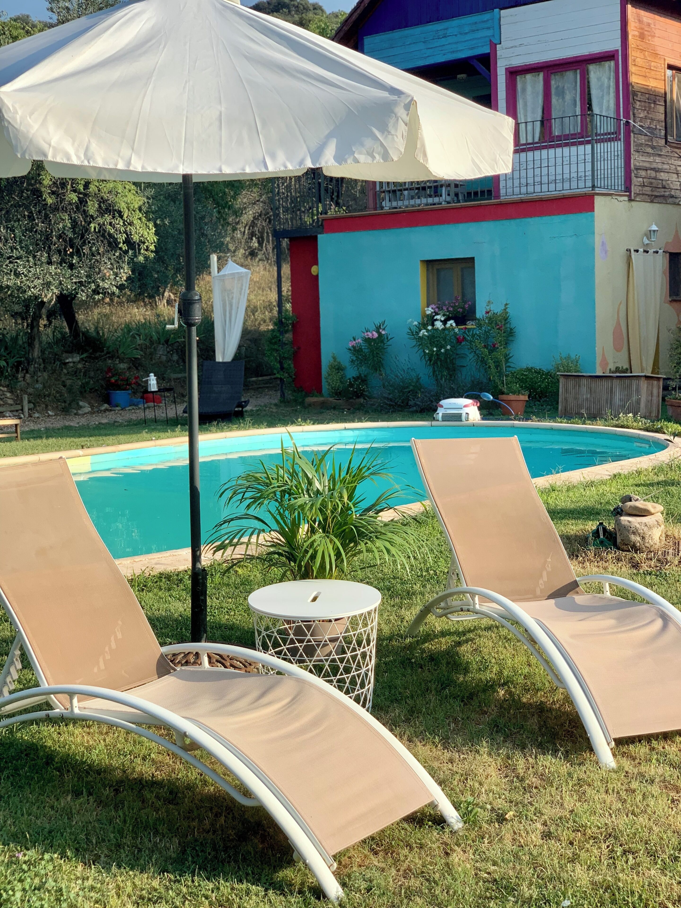 Una piscina al aire libre